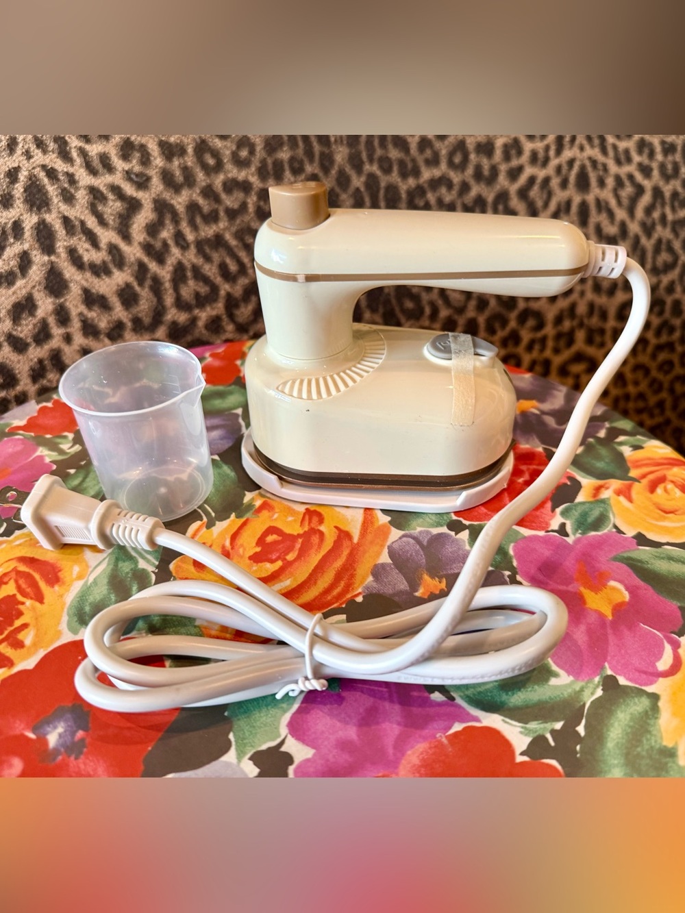 Handheld Mini Steam Iron - Cream and White